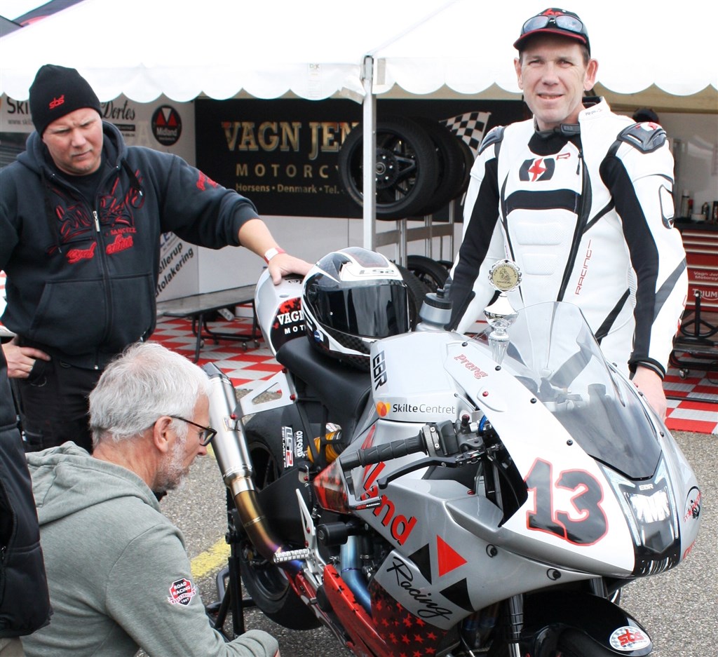 Mekaniker Torben Almind og René Prang med roadraceren: en EBR 1190 RX SuperBike